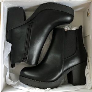 Moda Chics Platform Ankle Boot NWT